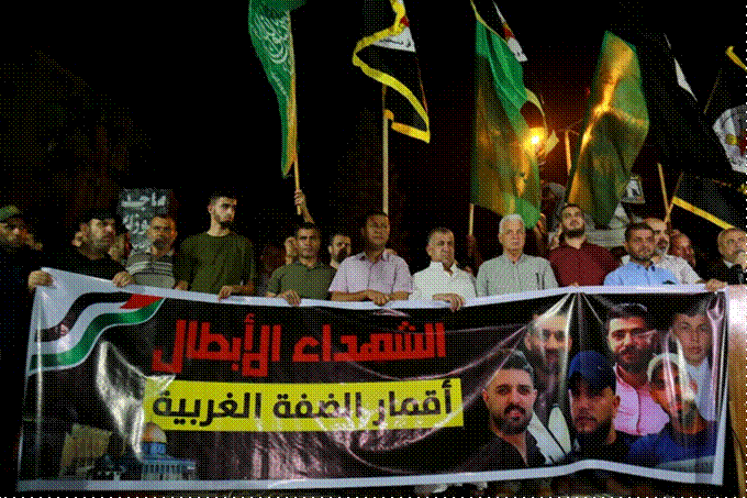 Titel: Palestinians hold a banner of six killed