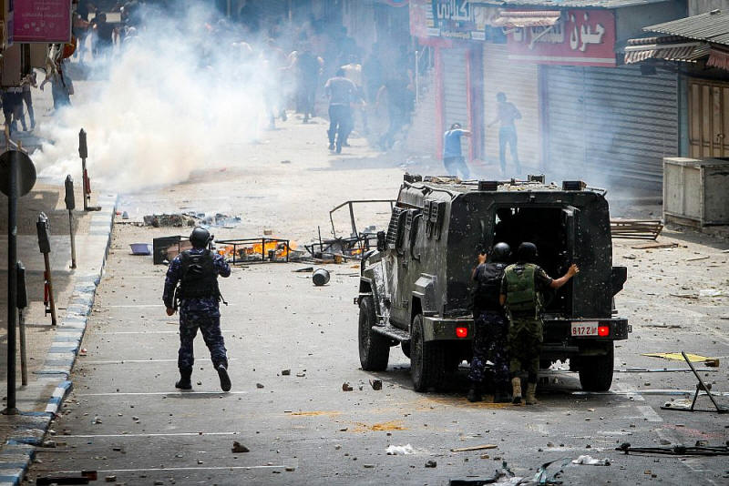 Palestinians clash with PA security forces in Nablus, in the West Bank on September 20, 2022, following the arrest of Hamas members by Palestinian security forces. (Nasser Ishtayeh/Flash90)