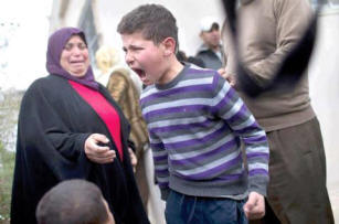 Dieser kleine Junge kam Heute von der Schule nach Hause und konnte nur noch mit ansehen, wie die israelischen Besatzungstruppen das Haus und die Existenz seiner Familie zerstrten. 